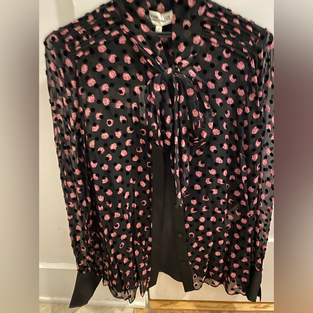 DVF Minnie black/ pink blouse size 6 NWT